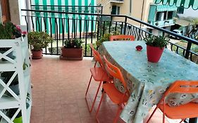 Yellow Submarine Freeparking Petfriendly